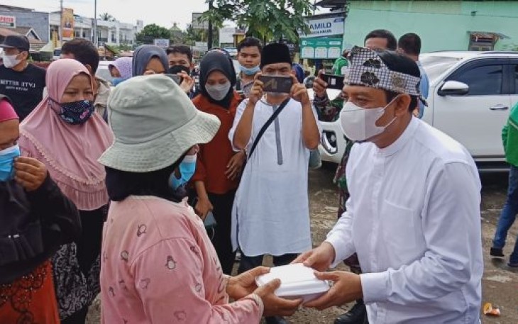 Jumat Berkah, Wawali Pimpin Warga Kelurahan Jembatan Kecil Turun ke Jalan Untuk Berbagi Makanan