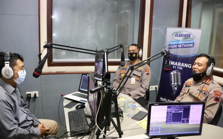 Kapolda dan Kabidhumas Polda Jateng diundang dalam talkshow di radio Elshinta di Bukit Semarang, Rabu 10/11/2021