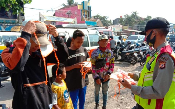Kapolsek BL Libangan-Polres Garut Giat Pembagian Masker dan Ops Justisi 