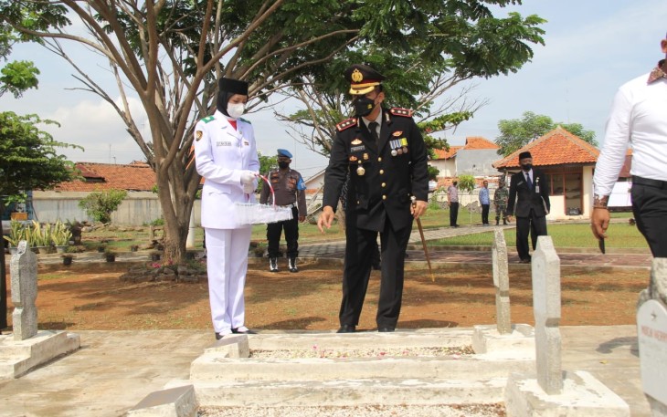 Kapolres Kota Pekalongan laksanakan Ziarah dan tabur bunga. Rabu 10/11/2021