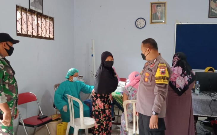 Anggota Polsek Patean Monitoring Vaksinasi di Desa Gedong Kecamatan Patean 17/11/2021