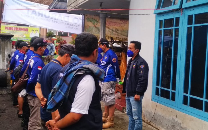 Garda Pemuda NasDem Jatim baret rescue ikut membatu Basarnas, BNPB, BPBD Jatim evakuasi korban erupsi Gunung Semeru