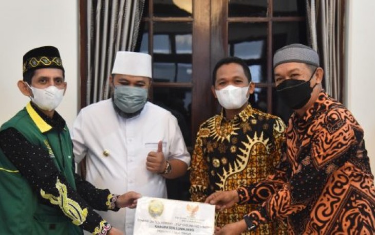 Walikota Bengkulu Helmi Hasan langsung menyambangi Kabupaten Lumajang dan langsung menyerahkan bantuan dari masyarakat Kota Bengkulu yang dihimpun melalui gerakan sedekah Rp 2 ribu Pemkot Bengkulu bersama Baznas Kota Bengkulu