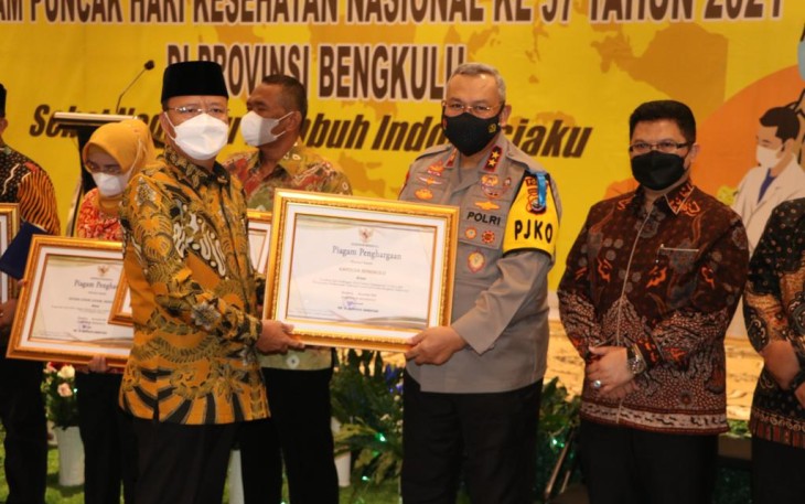 Kapolda Bengkulu Terima Penghargaan Gubernur