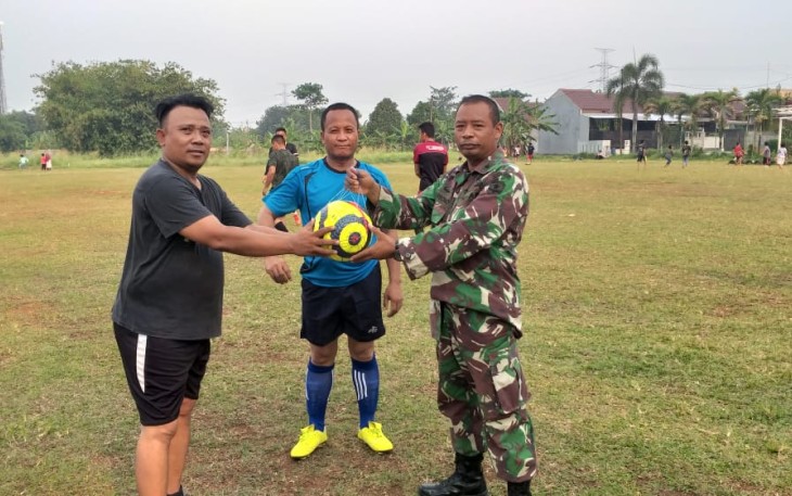  Satgas TMMD Tanding Sepakbola Persahabatan Dengan Warga