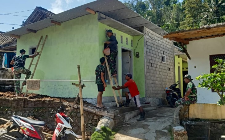 Satgas TMMD 112 Kodim 0818 Terus Percantik Tampilan Rumah Sasaran 