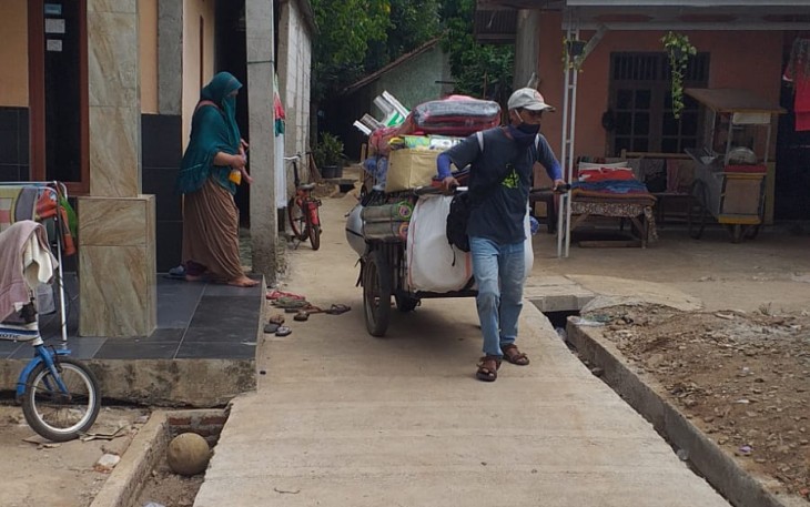 Pedagang Keliling Terasa Ringan Melintas Jalan Flamboyan Pasca Diperbaiki Satgas TMMD
