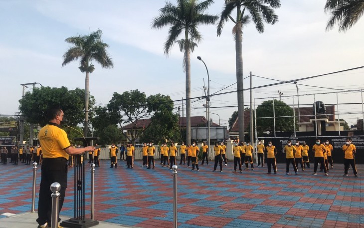 Kabag SDM Pimpin Langsung Personil Kerja Bakti Bersihkan Mako