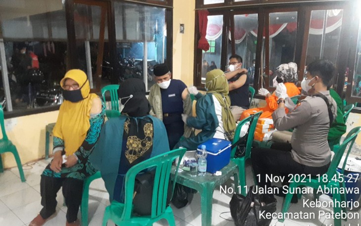 Anggota Polsek Patebon Monitoring vaksin malam di Aula Balaidesa Kebonharjo Kecamatan Patebon, Senin 1/11/2021
