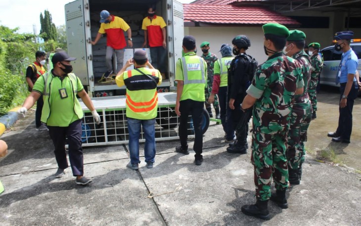 Petugas Gabungan Kembali Kawal Kedatangan Vaksin Jenis Pfizer di Palangka Raya