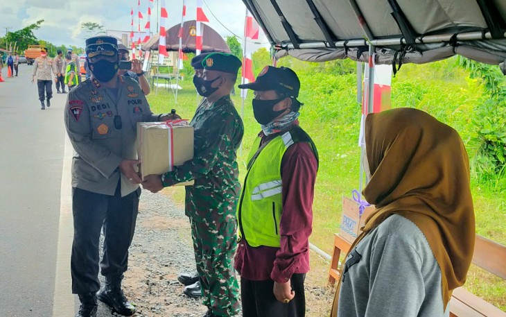 Danpos Koramil Pahandut Terima Bantuan Logistik Kapolda Kalteng