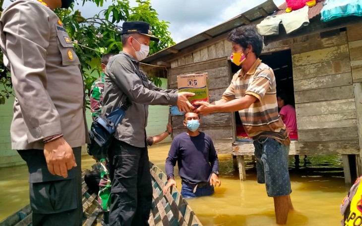 Danramil Dampingi Bupati Salurkan Bantuan Bagi Warga Terdampak Banjir