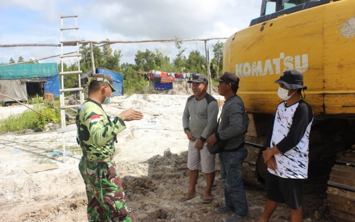 Babinsa Jalin Komsos Bersama Lurah di Lokasi TMMD Kelurahan Kampuri