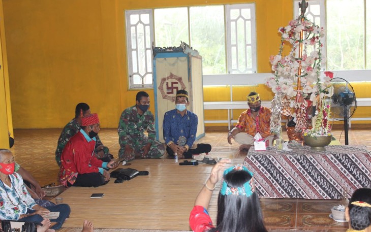 Personel TMMD Sambangi Balai Hindu Kaharingan di Kelurahan Kampuri