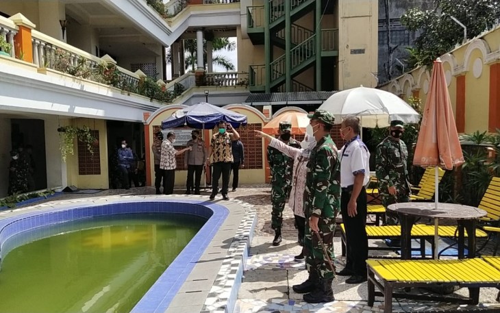 Danrem 073 Makutarama didampingi Forkompimda Blora dan Forkompimcam Cepu berbincang dengan penderita Covid 19 yang diisolasi di hotel Mega Bintang Cepu