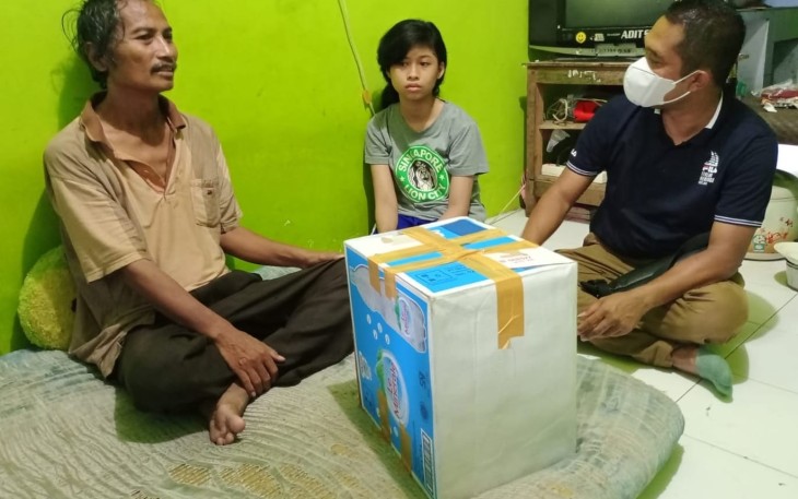 Anggota Komisi VIII DPR RI Paryono saat membesuk dan memberikan bantuan di kediaman Suti Hapsoro