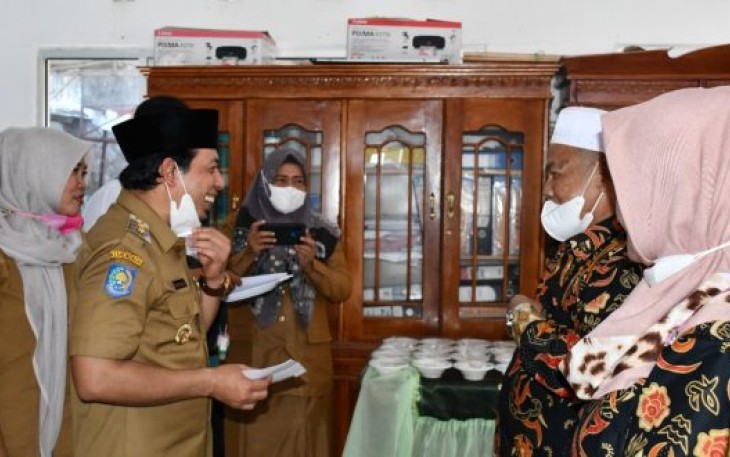 Bantuan operasional (BOp) ketua RT, ketua adat, ketua LPM dan linmas di Kelurahan Malabero dibagikan langsung oleh waki walikota Dedy Wahyudi di kantor lurah Malabero