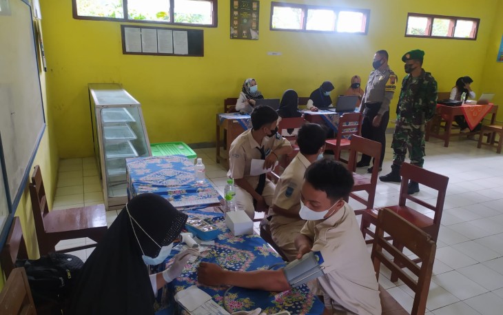 Anggota Polsek Patean laksanakan pengamanan vaksinasi siswa SMK Yuda Karya Patean Kabupaten Kendal 10/12021