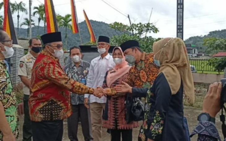 Bupati Pasaman sambut kedatangan  rombongan tim penilai ke Nagari Durian Tinggi dipimpin oleh Drs.Hendrawati Roza, M.SI 