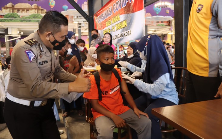 Polres Pekalongan Kota menggelar gebyar vaksinasi untuk anak yatim piatu anak usia 6 – 11 tahun, gelaran vaksinasi itu dilaksanakan di Gerai Vaksin Transmart Kecamatan Pekalongan Barat Kota Pekalongan