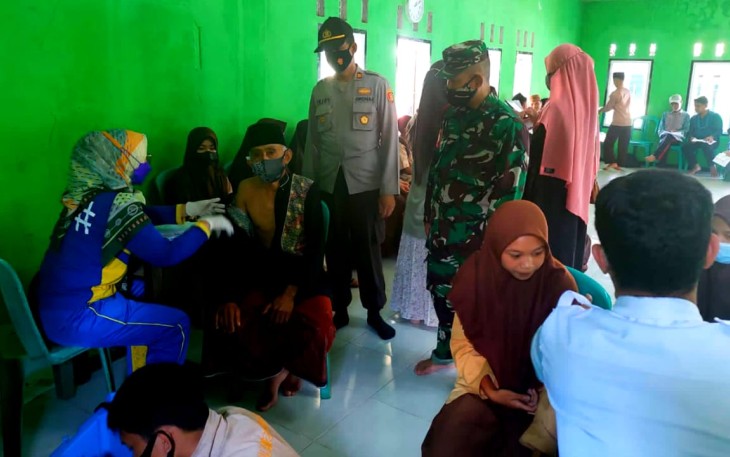 Sinergitas TNI-POLRI Di Singajaya Garut Pada Gerai Vaksin TNI-Polri