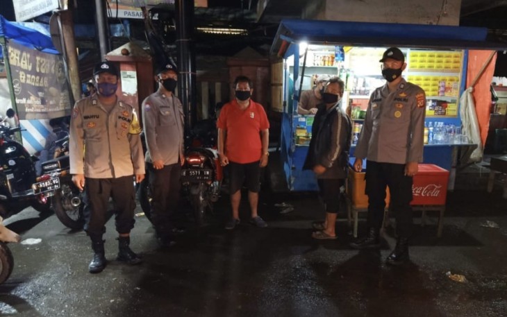 Kapolsek Rajagaluh-Polres Majalengka, Ciptakan Harkamtibmas Kondusif, Rutin Patroli Malam dan Bagikan Masker Cegah Covid-19
