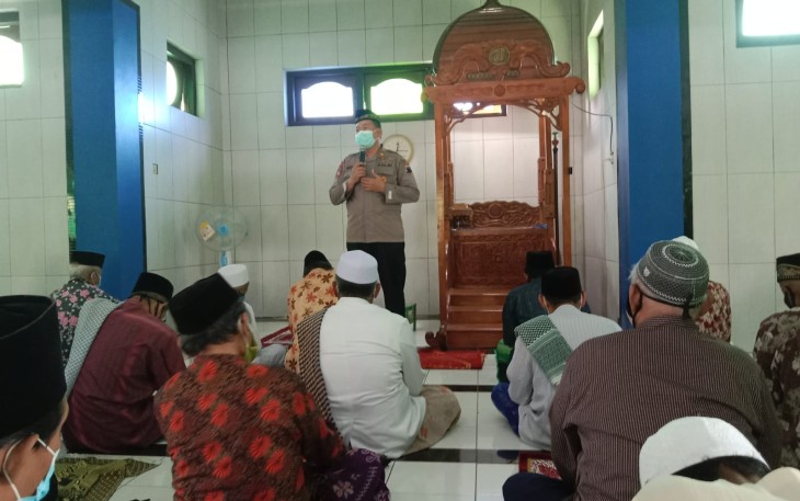 Kapolsek Patebon memberikan pesan Kamtibmas kepada Jamaah Masjid Baitul Mukmin, Jum'at 19/11/2021