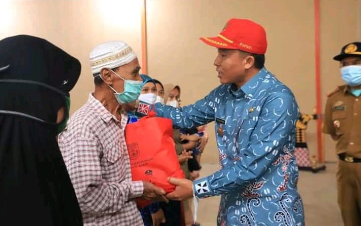 Bupati Lampung Barat Hi. Parosil Mabsus menyerahkan Sembilan Bahan Pokok (Sembako) sebanyak 353 Paket yang diperuntukkan kepada Lansia, Ibu hamil dan Ibu menyusui di Kecamatan Sukau