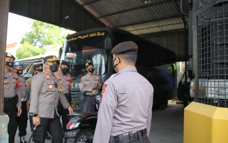 Tim KBM AWC Polres Kota Pekalongan laksanakan pengecekan kendaraan dinas di Mapolres Kota Pekalongan. Jum' at 29/10/2021