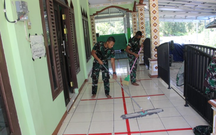 Sambut Jumat Berkah, Satgas TMMD ke 112 Kodim 1016/Plk Bersihkan Masjid Al Ikhlas