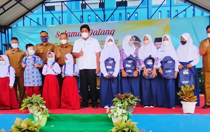 Plt Bupati Bintan Roby Kurniawan didampingi Kadisdik Bintan menyerahkan secara simbolis seragam dan perlengkapan sekolah gratis bagi siswa SD dan SMP