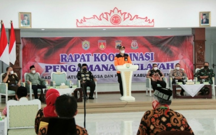 Bupati Kendal berikan sambutan saat Rakor keamanan wilayah di Pendopo Tumenggung Bahurekso Kendal,  Kamis 4/11/2021