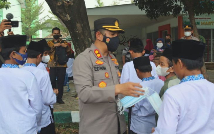 Upaya Memutus Rantai Penularan Covid-19, Kapolres Majalengka Bagikan Masker Kepada Santri