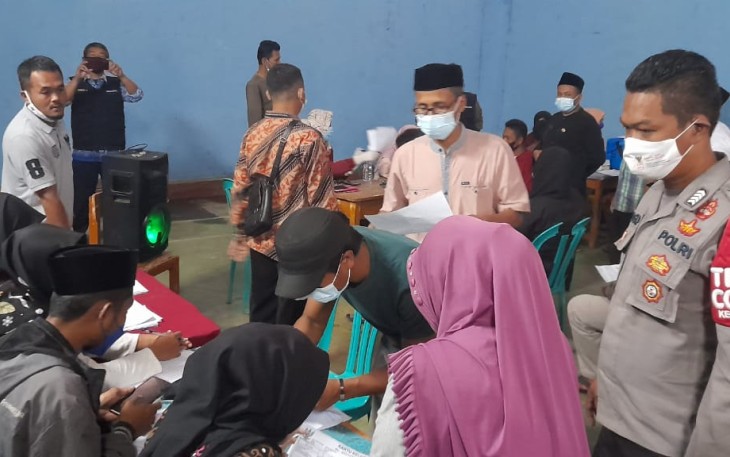Kapolsek Monitoring Pelaksanaan Vaksinasi di Desa Ciudian Singajaya Garut