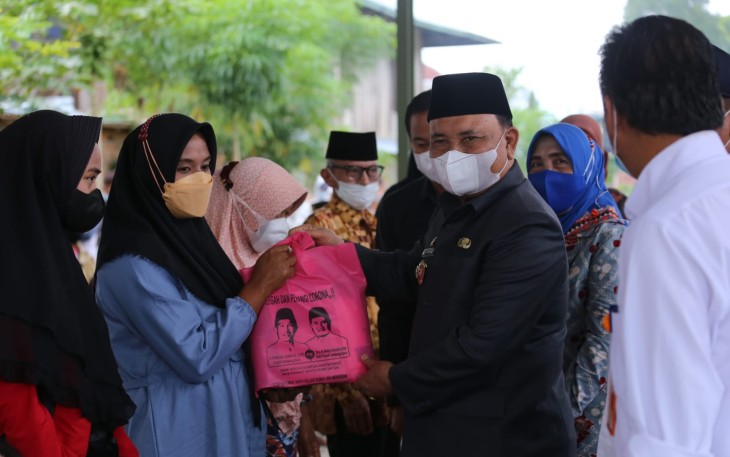 Penyerahan paket Sembako secara Simbolis oleh wakil bupati Lampung barat Drs Mad Hasnurin