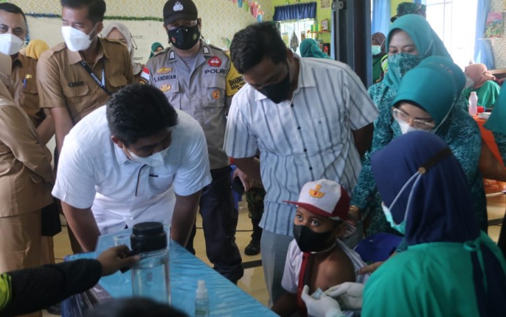 Ketua Tim Pengerak Pemberdayaan Kesejahteraan Keluarga (TP PKK) Provinsi Kepri Hj Dewi Kumalasari bersama Plt Bupati Bintan Roby Kurniawan gelar percepatan vaksinasi anak usia 6-11 tahun di Kecamatan Toapaya