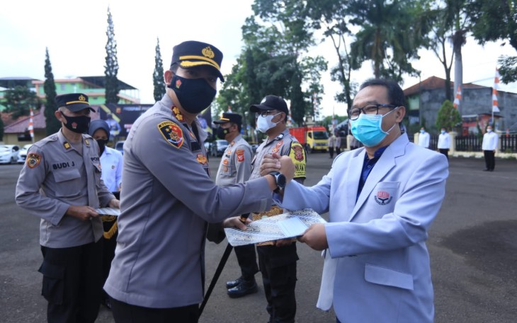 Pemberian Penghargaan kepada Relawan Tenaga Kesehatan Gerai Vaksin Presisi Polres Garut