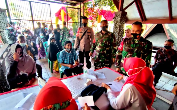 Kapolres Garut-Kapolsek Kadungora: Vaksinasi dan Baksos