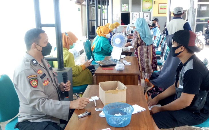 Anggota Polsek Singorojo laksanakan monitoring Vaksinasi di Puskesmas Singorojo Jum'at 23/10/2021