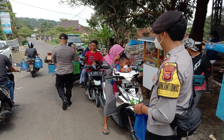 Polsek Cingambul Tetap Gencar Laksanakan Operasi Yustisi Dengan Membagikan Masker