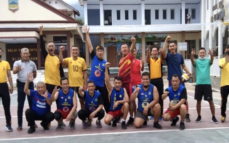 Kapolsek Rajagaluh - Polres Majalengka, Untuk Mejaga Imunitas Tubuh, Anggota Melaksanakan Olahraga Bola Volly