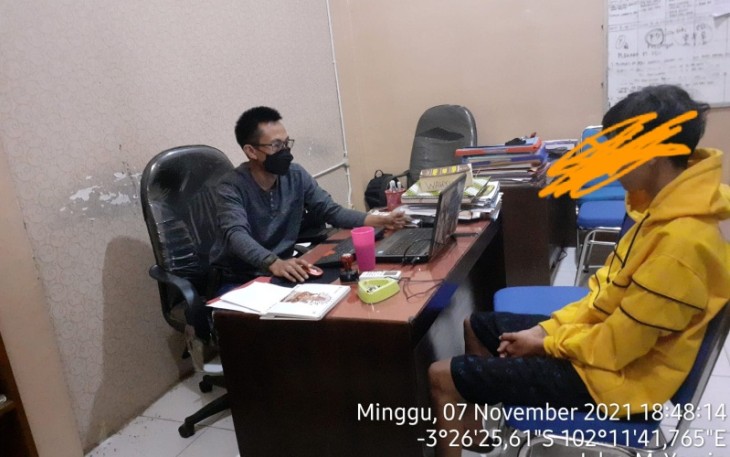 Terduga pelaku saat diperiksa penyidik