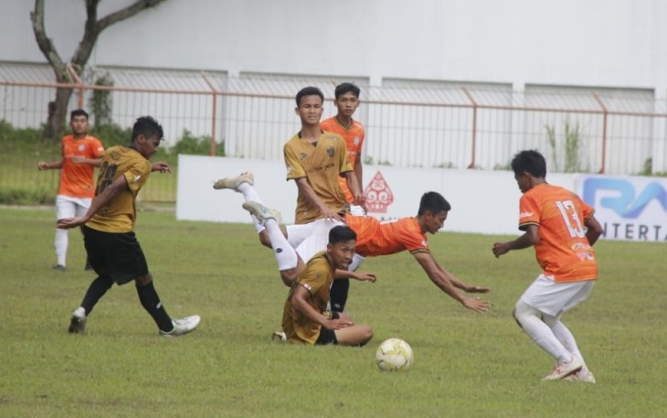 Para pemain dari Persika Karanganyar dan PSIP Pemalang saat berebut bola dalam laga babak 10 besar Grup F Liga 3 Jawa Tengah 2021, di Stadion Bumi Phala Temanggung pada Selasa (23/11/2021)