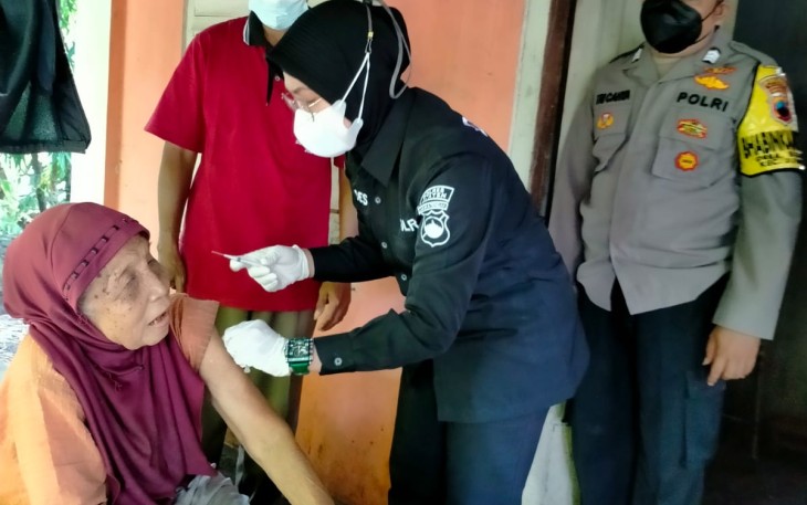 Petugas Dari Polres Klaten Memberikan Layanan Vaksin Covid-19 Door To Door