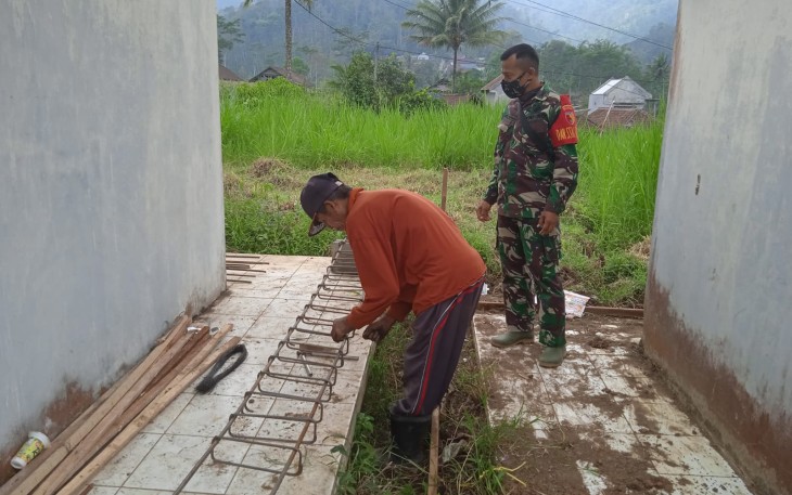 Satgas TMMD Bantu Merangkai Besi Slof Pondasi
