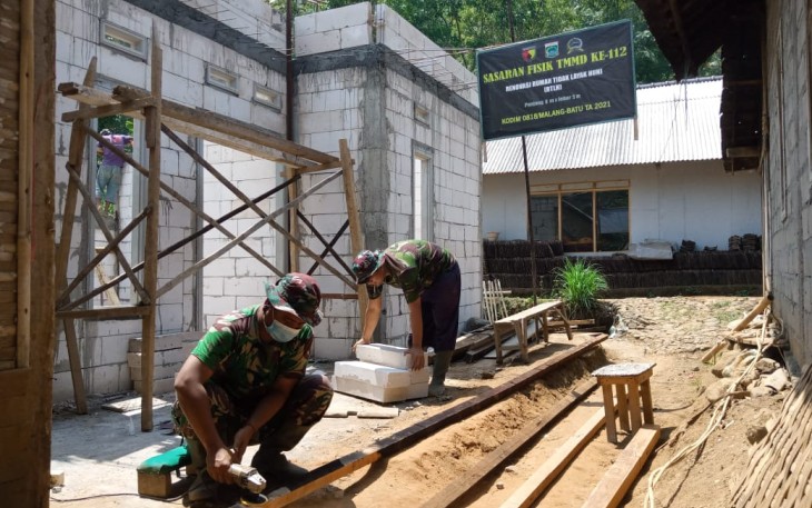 Gerinda Menjadi Alat Pengahalus Kayu di RTLH Ibu Parti