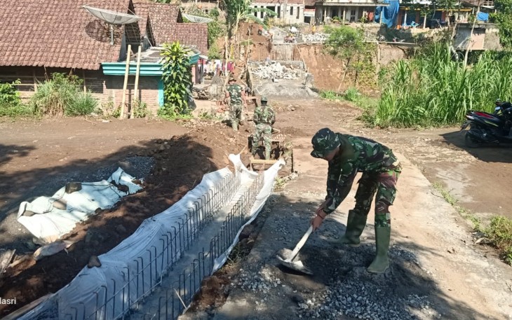 Satgas Angkatan Udara Cor Lantai Drainase