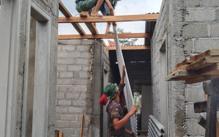 Asbes Atap Rumah Mulai Dipasang 