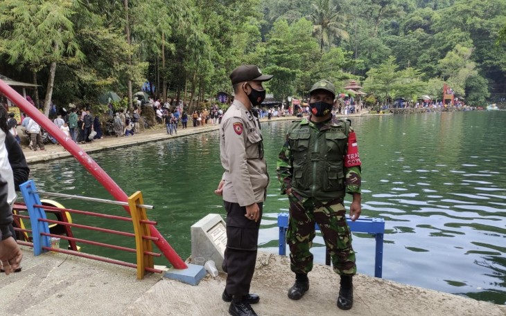Bhabinkamtibmasmas Polsek Sukahaji Dan Babinsa Imbau Masyarakat Patuhi Prokes