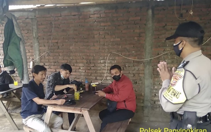 Bhabinkamtibmas Polsek Panyingkiran Imbau Warga Agar Tidak Berkerumun dan Tetap Patuhi Prokes 